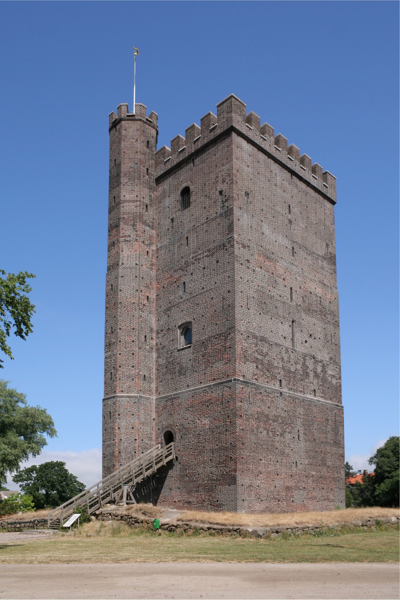 Kärnans tegltårn mod en blå himmel i Helsingborg