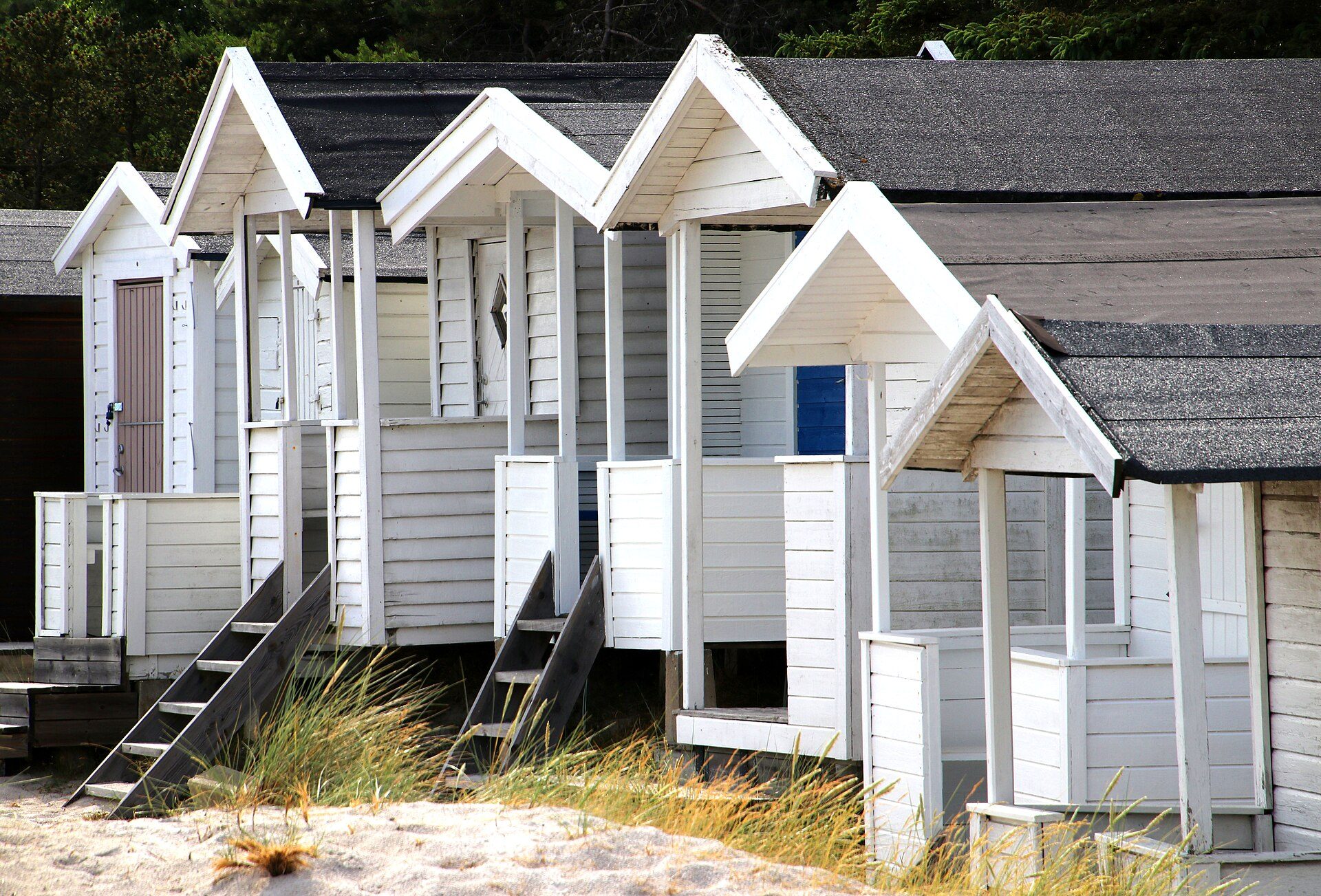 Hvide badehuse i klitterne ved Kämpinge strand
