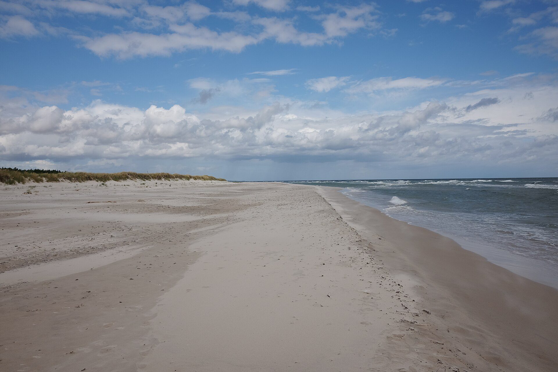 Bred, hvid sandstrand og åbent hav ved Sandhammaren