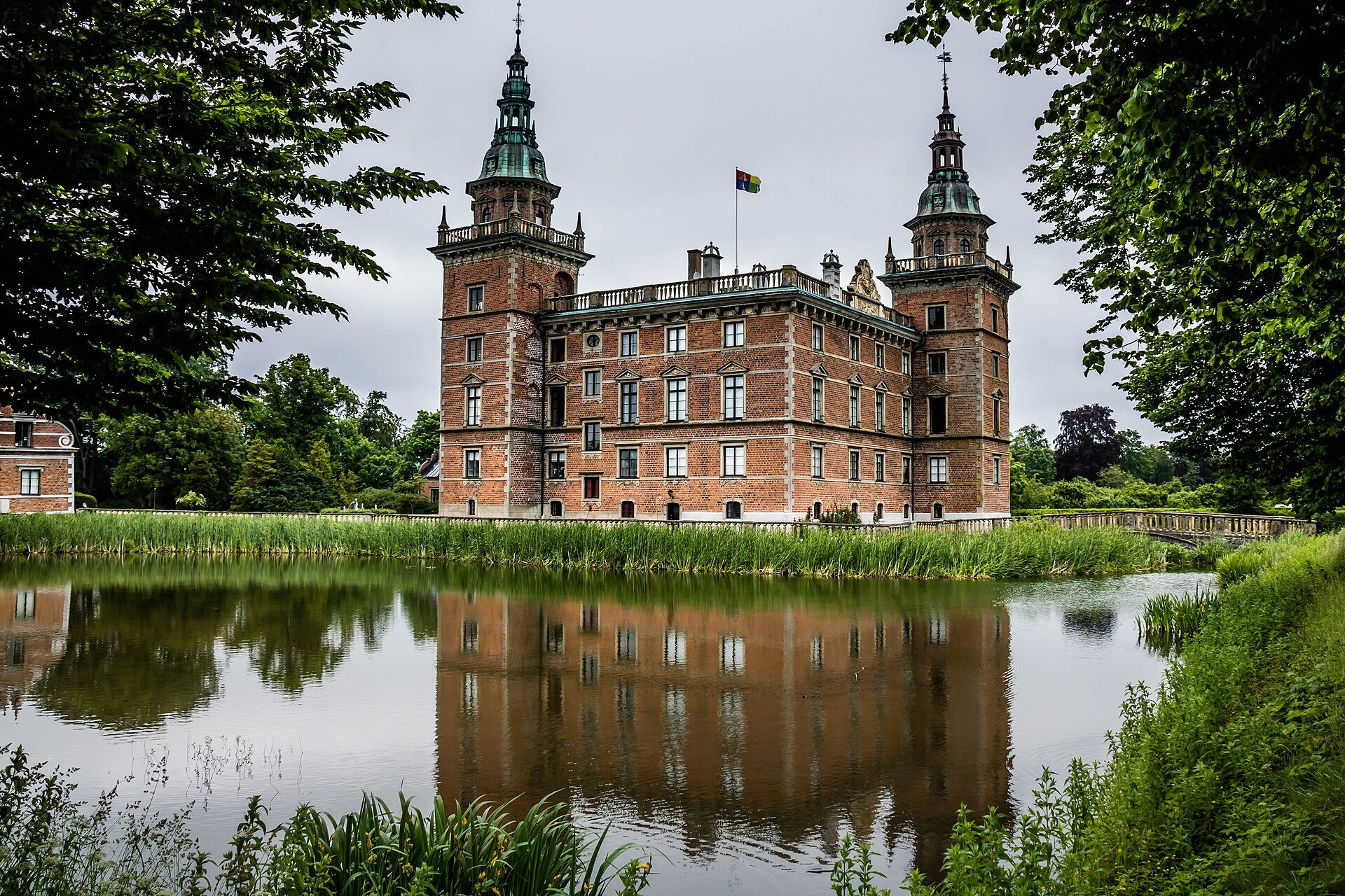 Marsvinsholm slott og dets tårne spejlet i voldgraven ved Ystad
