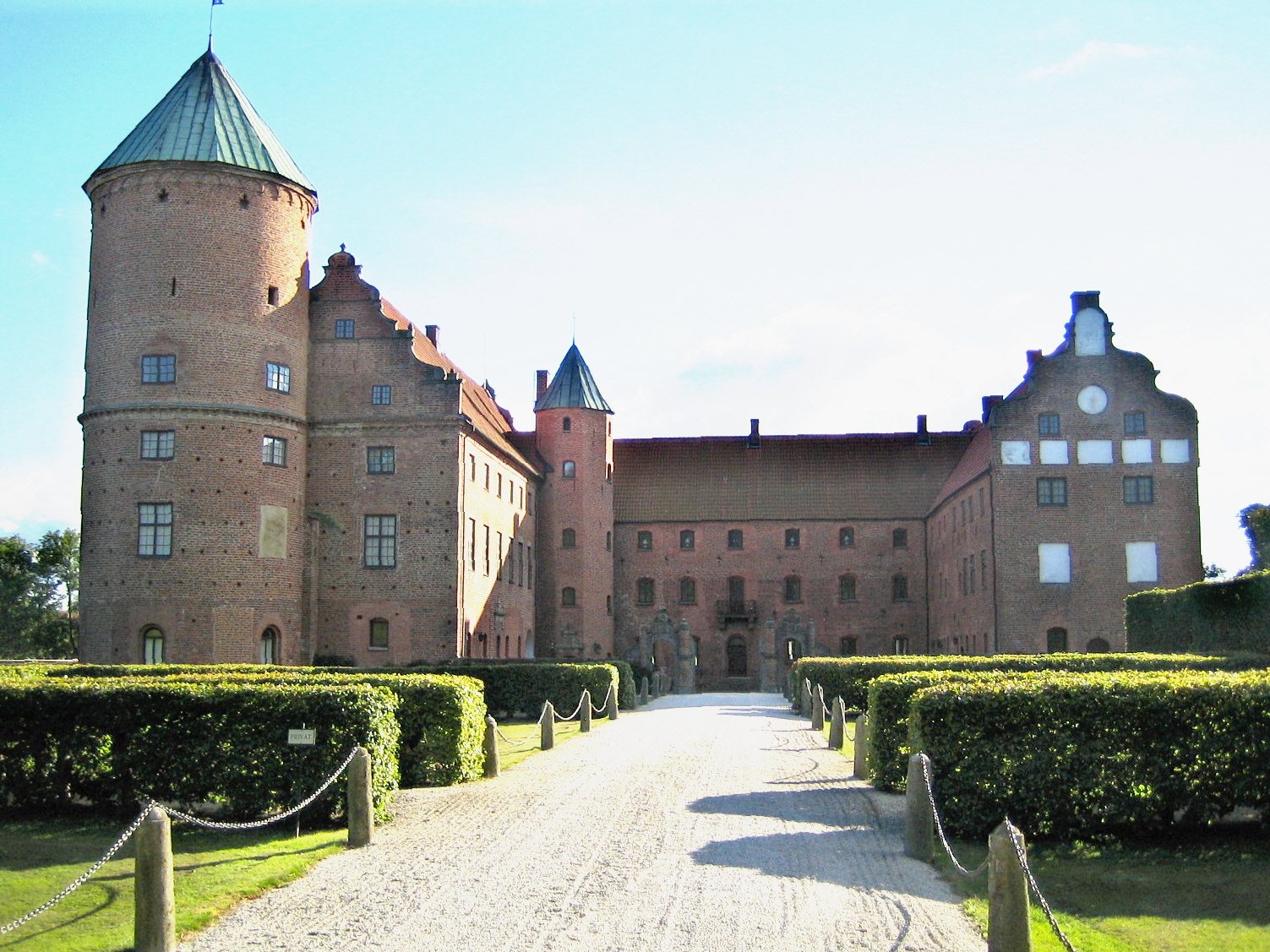 Skarhults slott med sit runde tårn og sine trappegavle ved Eslöv