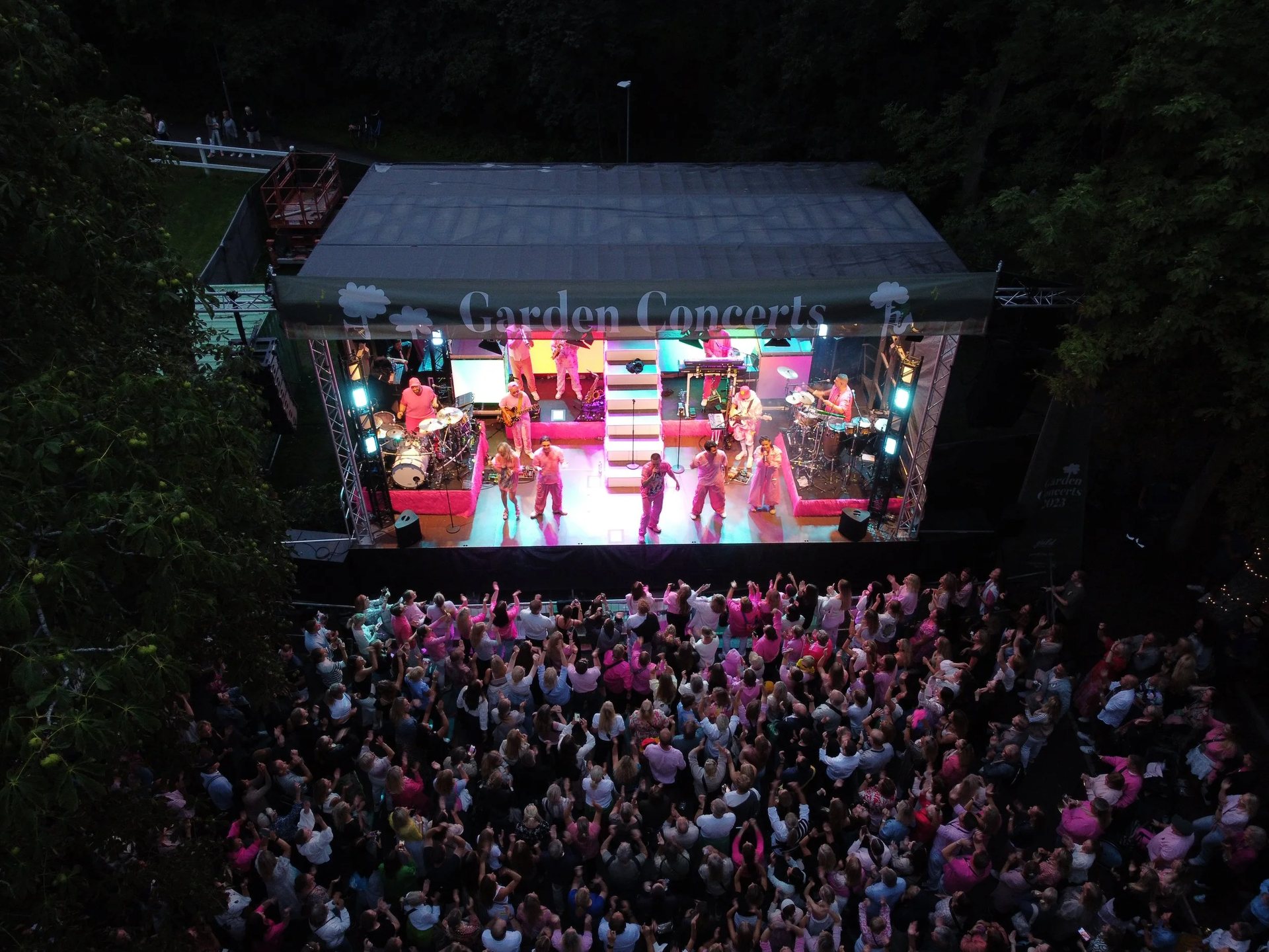 Den oplyste scene og en fyldt have til en aften med Garden Concerts, set ovenfra