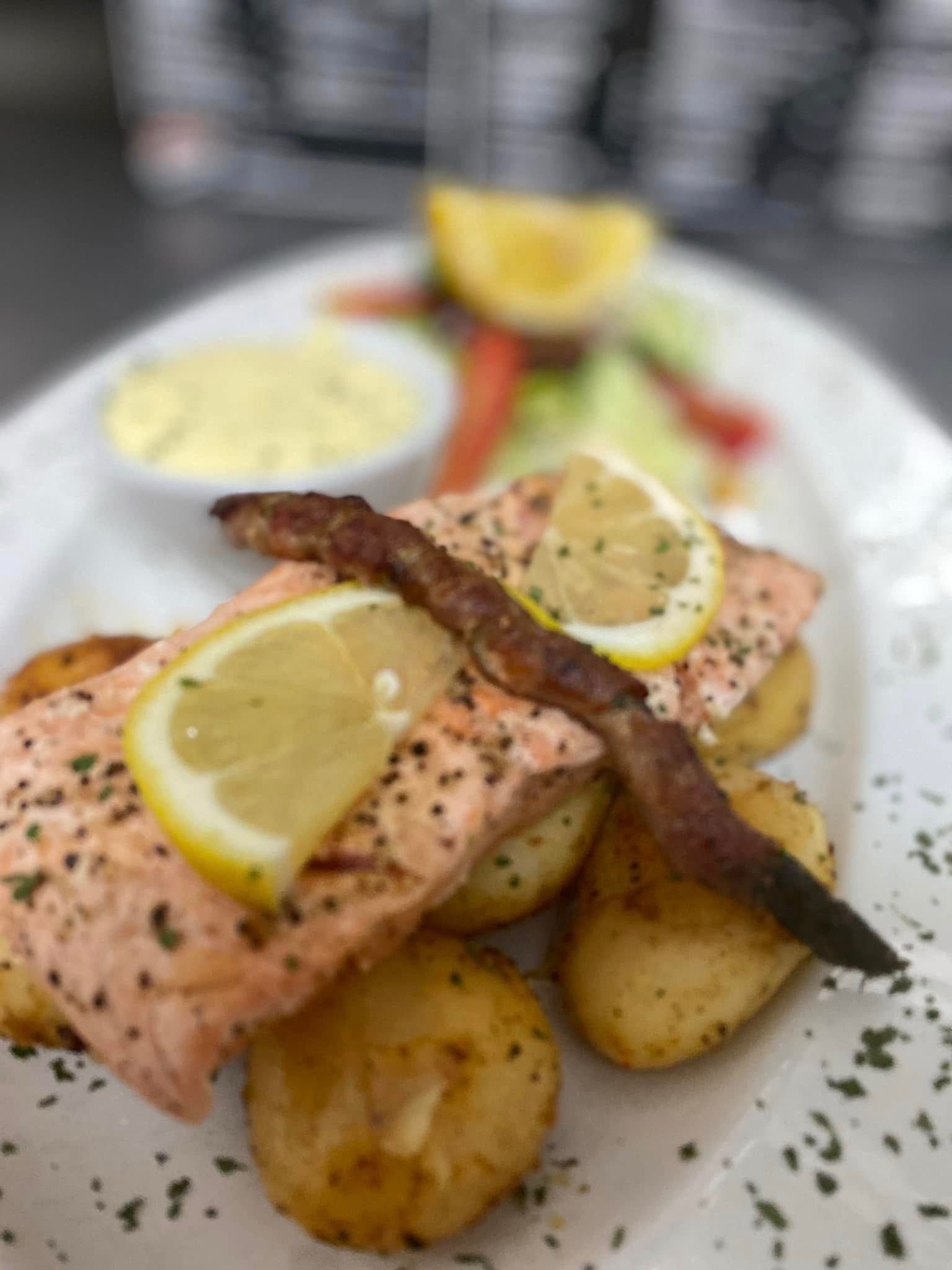 Laks med kartofler, citron og sauce fra Pizzeria Lomma