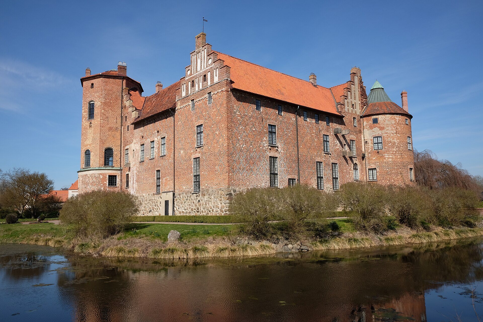 Torups slott, der rejser sig direkte op af voldgraven om foråret
