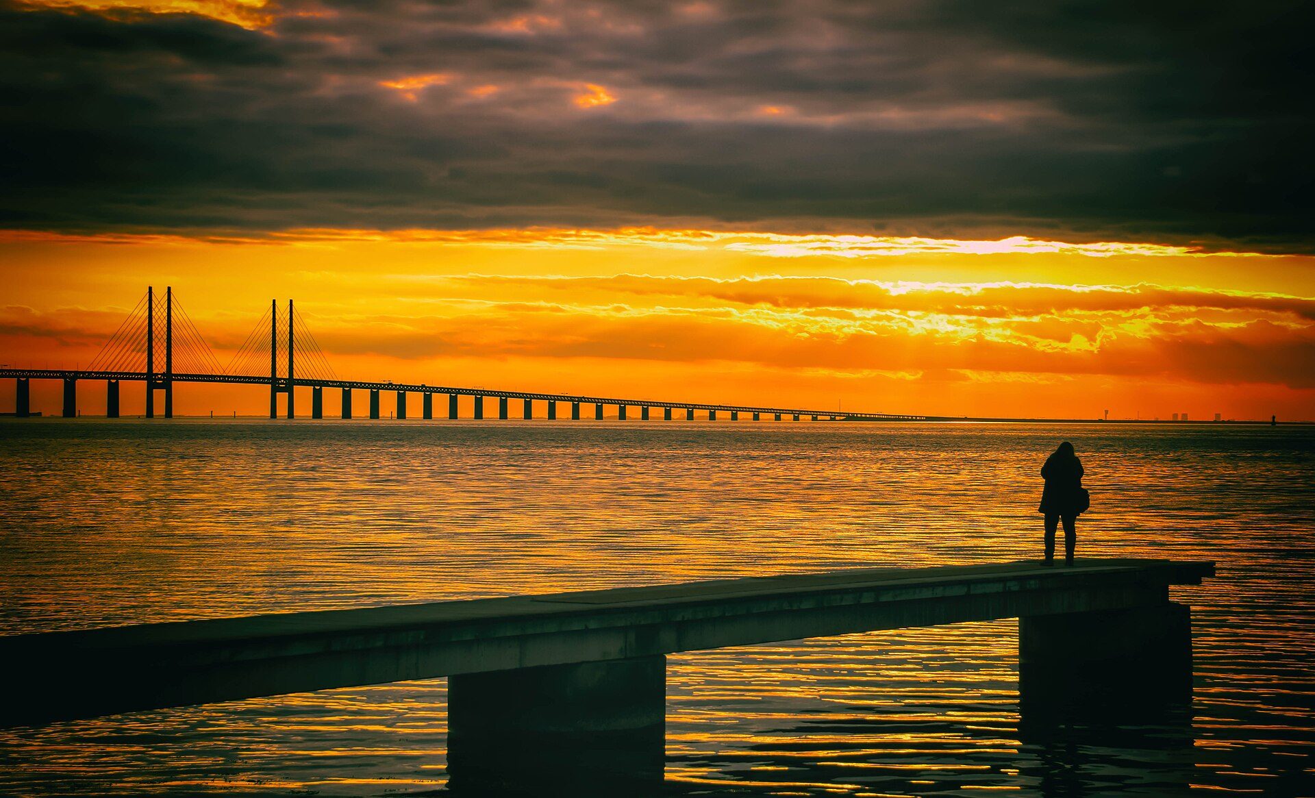 Solnedgang over Öresundsbron set fra badebroen ved Sibbarp, Malmö