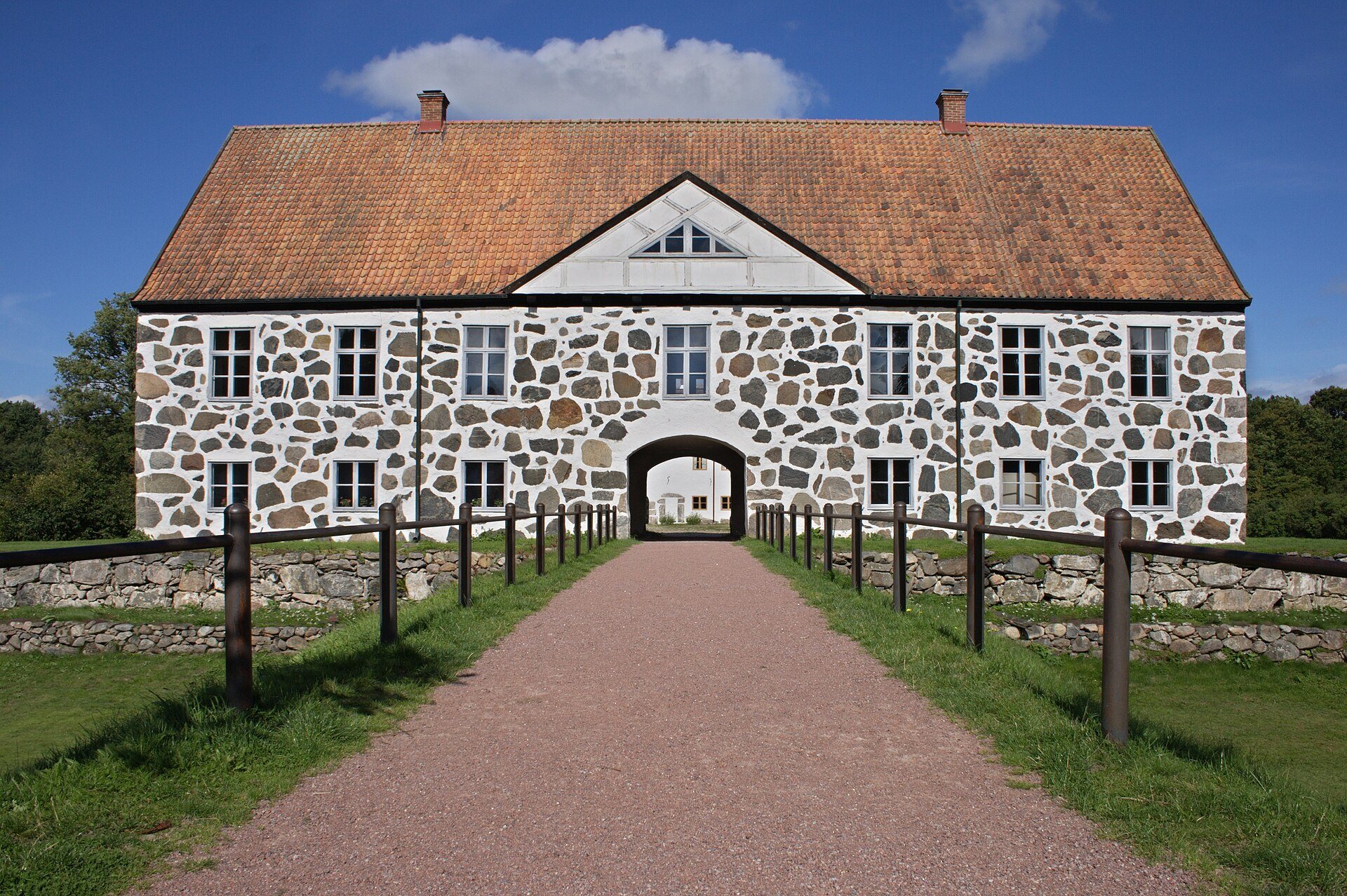 Portbygningen i kampesten ved Hovdala slott, syd for Hässleholm