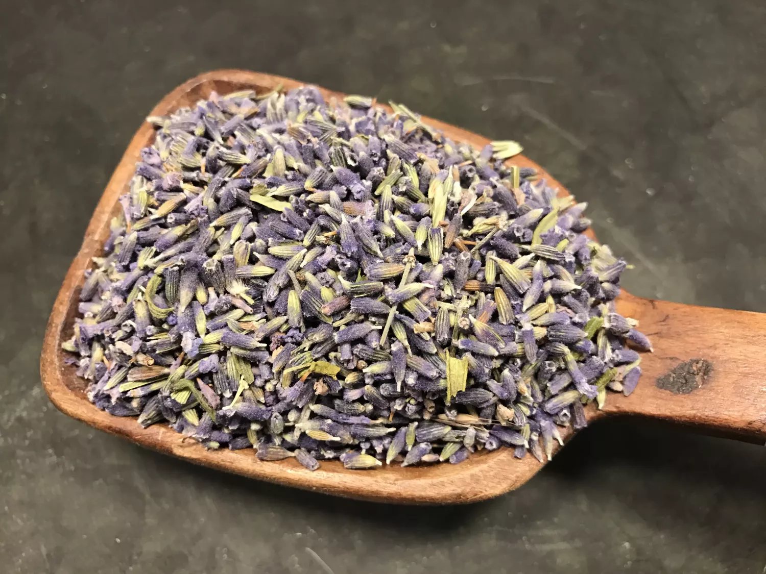 Tørret lavendel på en træske fra Borgeby Kryddgård