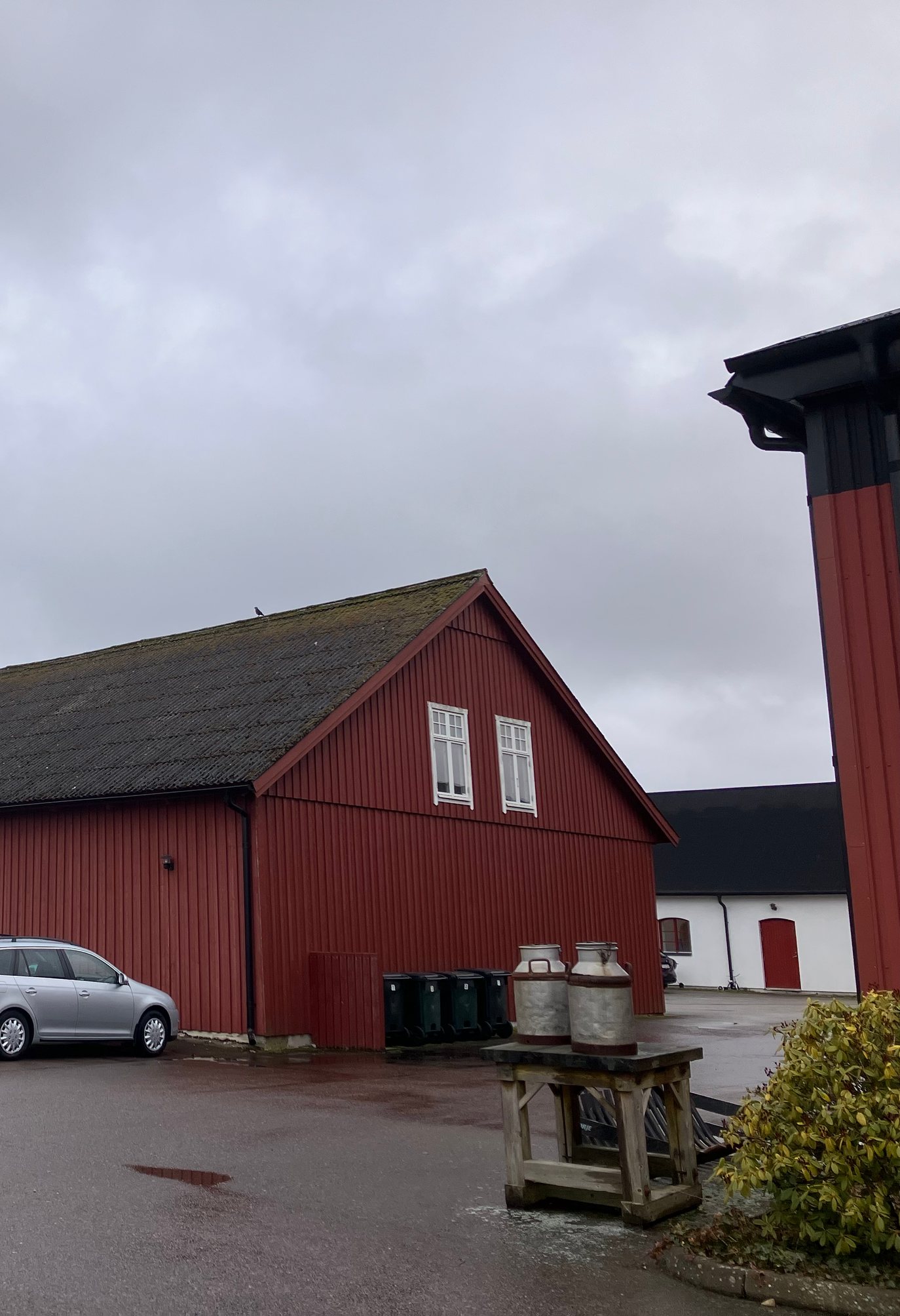De røde gårdbygninger hos Terracotta House & Garden i Borgeby