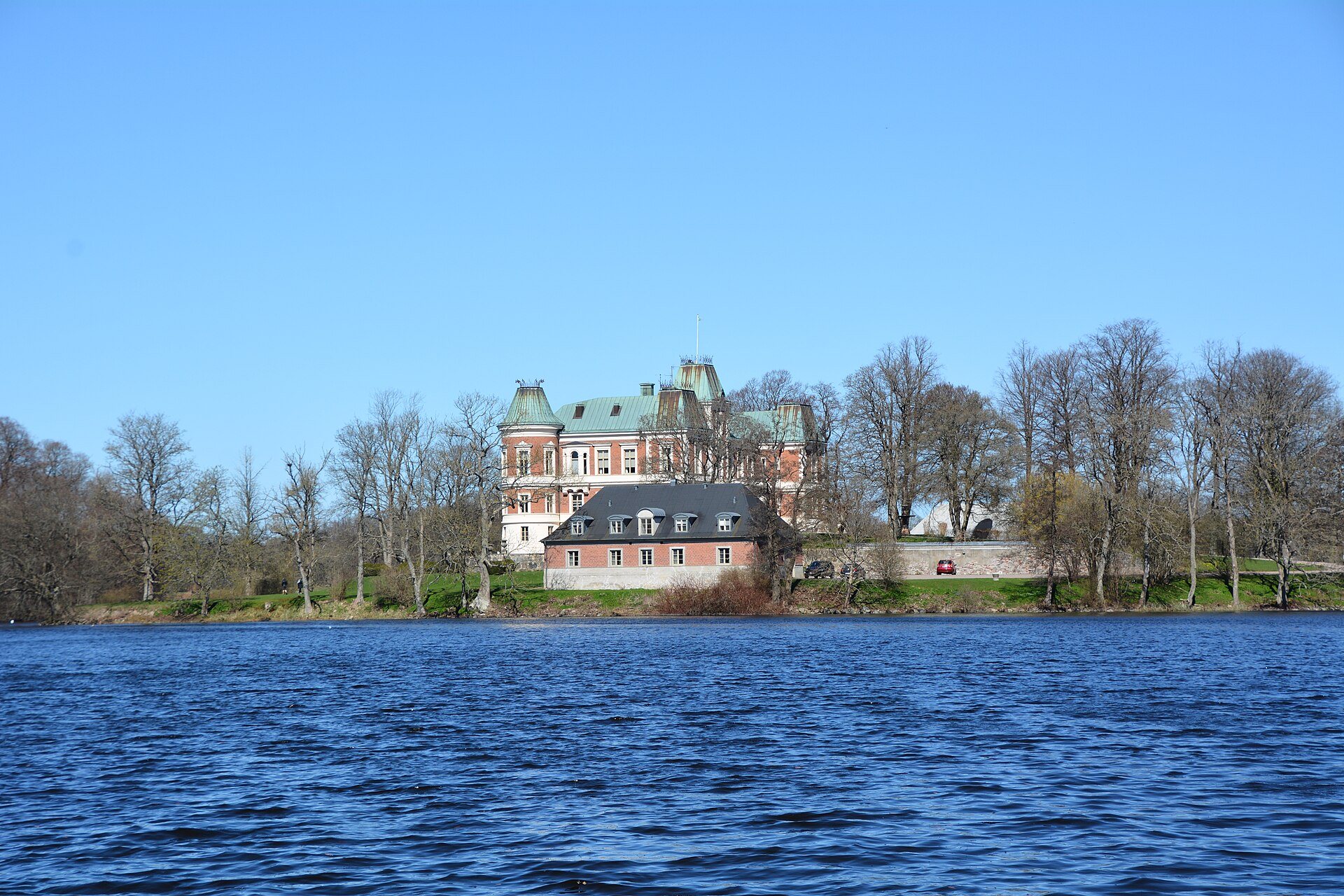 Häckeberga slott på sin ø, set over søen fra sydøst