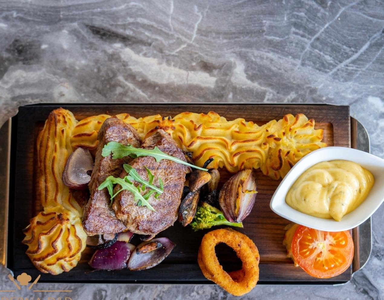 En grillet kødret med duchessekartofler og bearnaise på Bjärreds Krog